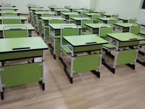 湖北某小學學生課桌椅圖片
